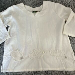 White Linen top M crochet fish embellished shell buttons split hem notched neck